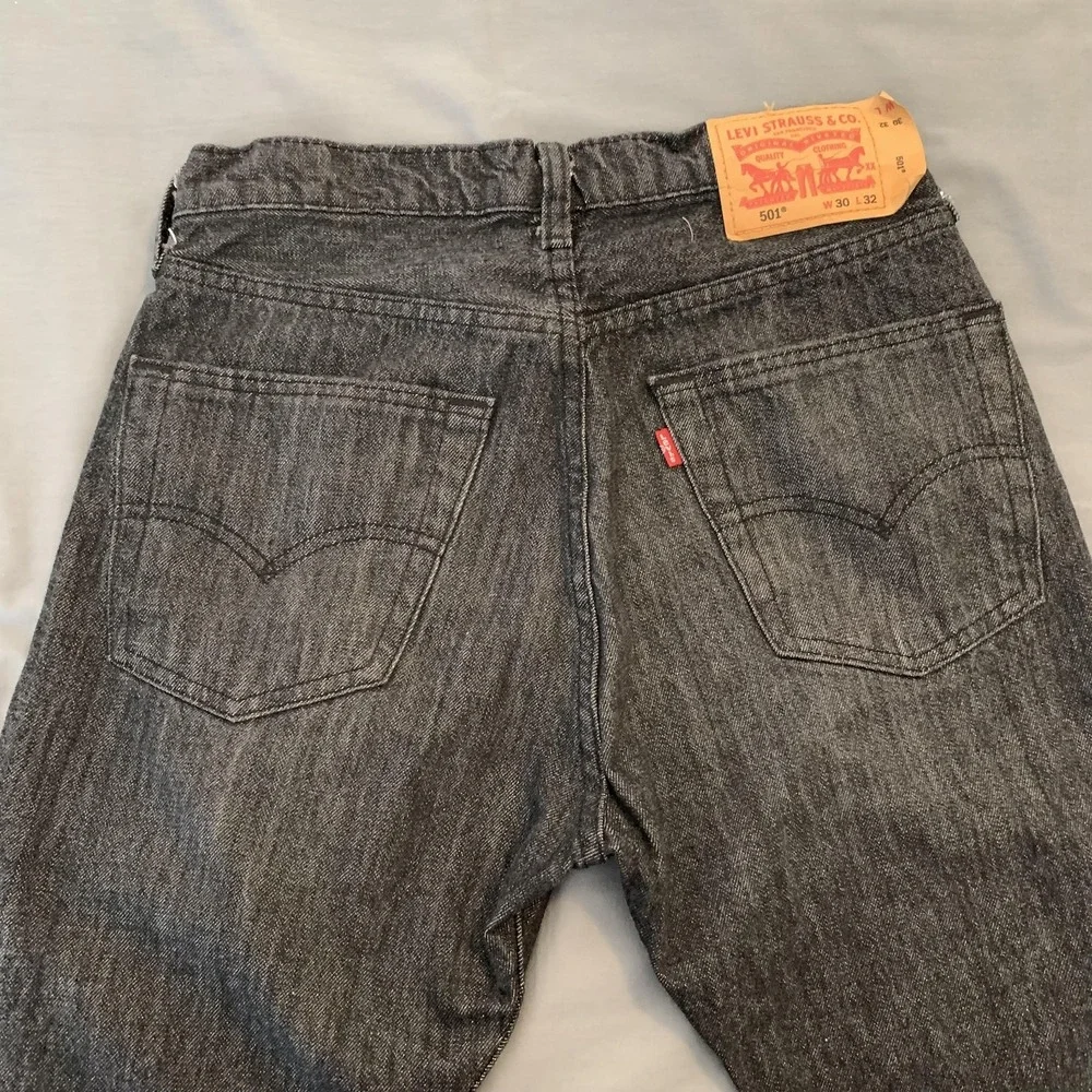 Levis 501 Jeans Mens 30x32 Gray Charcoal Wash Regular Straight Denim Pants